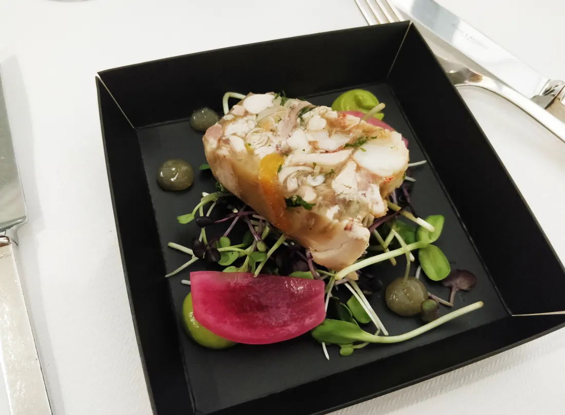 La terrine de homard et de lapin, avocat et yuzu